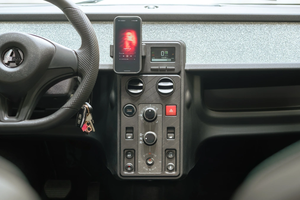 Jeune conductrice de 14 ans en voiture sans permis électrique
